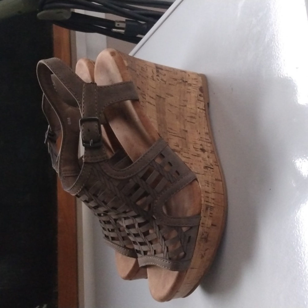 Maurices size 8 sandals